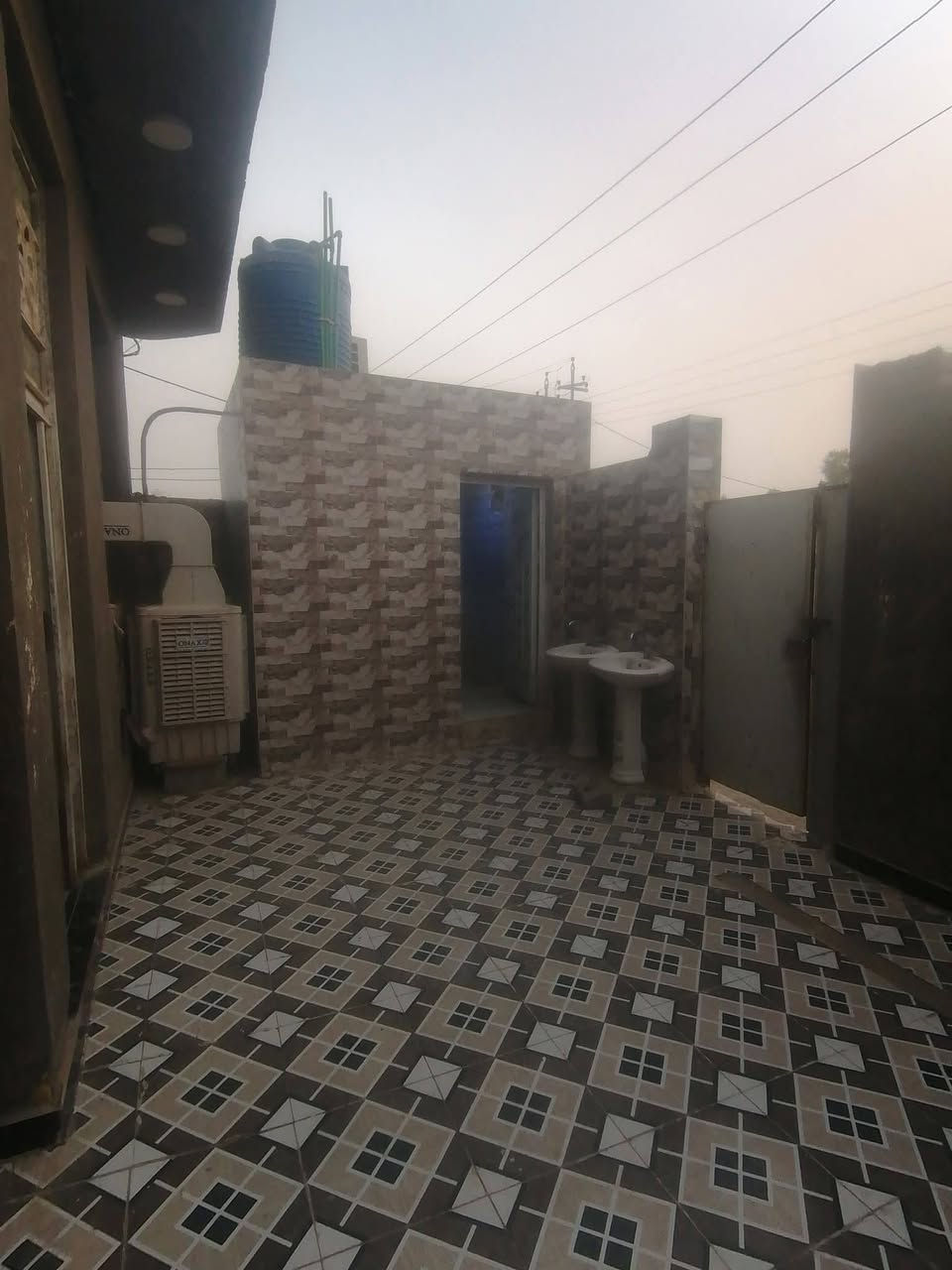 بيت زراعي مساحة ٣٠٠ متر خلف روف مدينه الصدر بناء ٢٠٢٢ يحتوي على غرفتين ٤×٥ و ديوانيه ٥×١١ صحيات خارجيه و داخليه وصاله ٨×٥ و مطبخ و كليدور ٤×٤
السعر 110 وبي مجال
رقمي ***********
بيت زراعي مساحة ٣٠٠ متر خلف روف مدينه الصدر بناء ٢٠٢٢ يحتوي على غرفتين ٤×٥ و ديوانيه ٥×١١ صحيات خارجيه و داخليه وصاله ٨×٥ و مطبخ و كليدور ٤×٤
