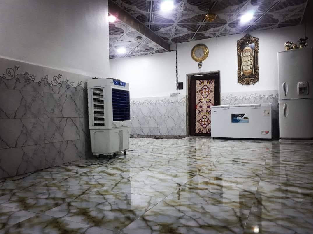 يوجد بيت🏘 ليجار  مساحه 215 شارع المطار شارع علكم 
يتكون من 🚪غرفتين 🚪   🚪وستقبال  وهول جبير ومطبخ  🍝 2ومكشوفتين 
🛁ومغاسل 🚽  ) ويتكون من سراميك ومرمر وسقوف ثانويه 
*********** ) يجاره 250
