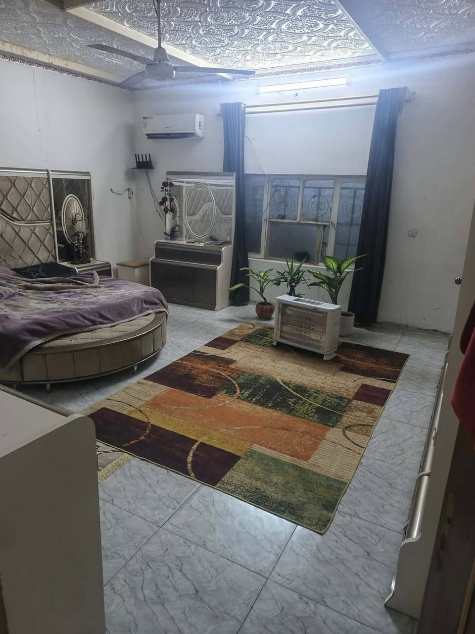 السلام عليكم يوجد بيت للبيع علما البيت سقف سندويج بس مرتب كلش ونظيف وجاهز للسكن يحتوي على اثاث كامل مساحه الارض 350 والبناء 160 زراعي سند 25 كامل خدمات تبليط وكهرباء مولد ذهبي حكومي مو اهلي العنوان هوررجب العدوانيه قرب النائب زيتون الدليمي/ ويوجد قطع وبيوت عدد 3 للبيع للاستفسار الاتصال على الرقم *********** يوجد واتساب
