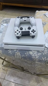 بلي 4 سلم ابيض للبيع نظيف جدًا  جويستكات ثنين اصليات ويا  كل غراضه موج...