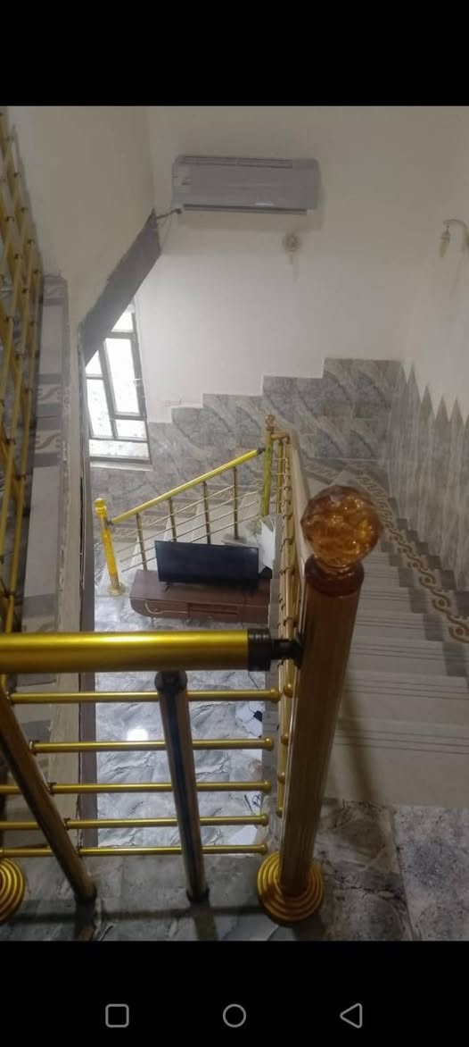 السلآم عليكم اسعد الله اوقاتكم احبتي الكرام يعلن مكتب عقارات النور الذهبي عن توفر لدينا بيت للبيع مساحه ١٠٠متر ١٠ في ١٠ مربع العقار طابو زراعي ابي الخصيب منطقه البهادريه من طريق الفوك محتويات البيت قرفتين نوم وصاله ومطبخ مفتوح على صاله قرفه فوك وديوانيه سعر ٦٢ مليون وبي مجال قليل البيت مجاريه على نهر(***********)
