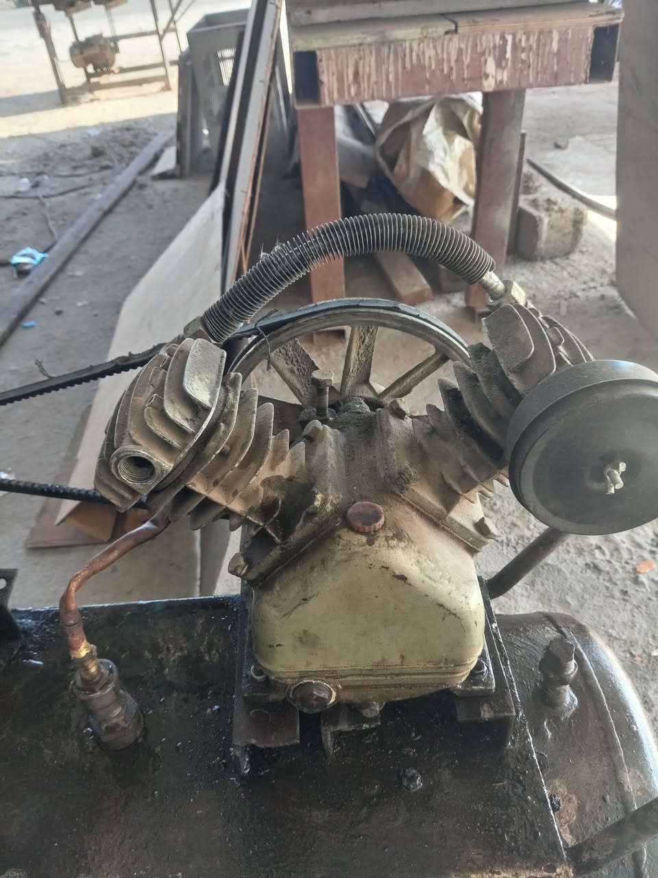 ألسلام عليكم
كمبريسر عدد ٢  واحد 50 لتر  محترك الملف ماله يعني بس تلفه يشتغل مابي غير مشكله 
والثاني 100لتر شغال روبن بانزين علفحص  
السعر 150 وبيهن مجال   العنوان بغداد اليوسفية
للاستفسار والاتصال ***********
