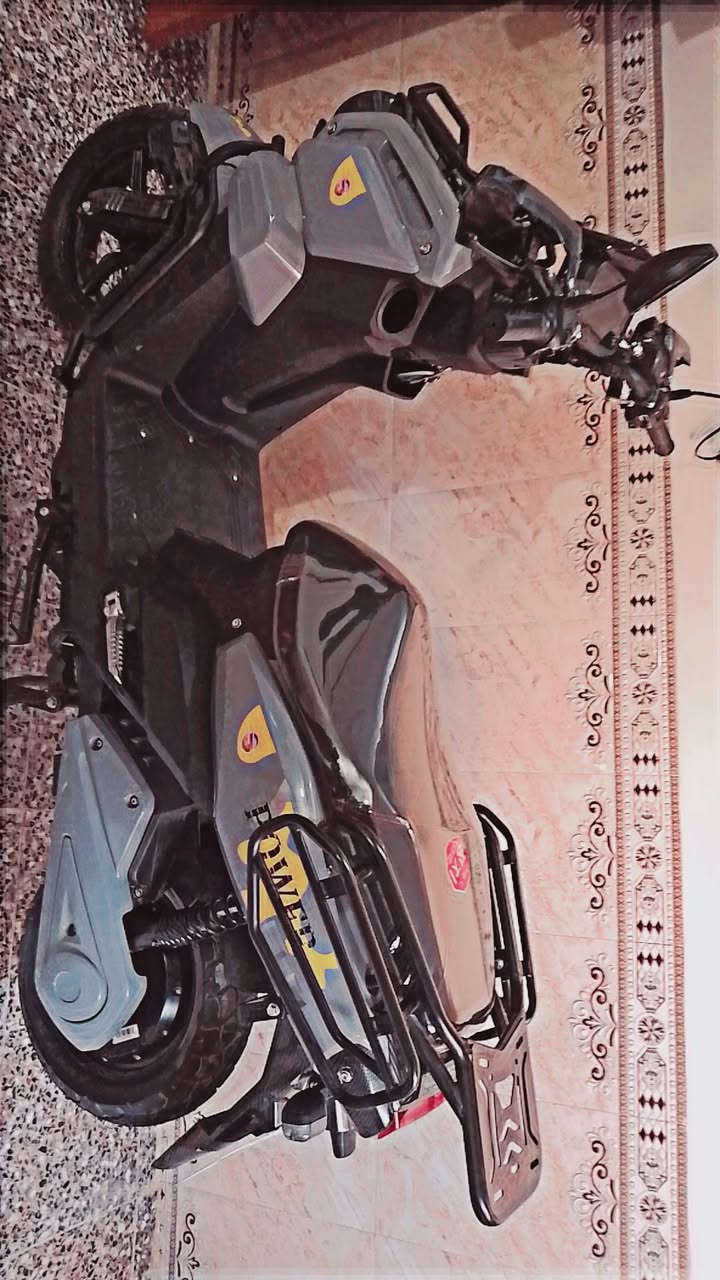 السلام عليكم عندي دراجه شحن فول مواصفات للبيع اني ماخذها بمليون و٦٥٠ الف.من الجوهره البحريه                      ورايدها مليون وربع اسم الدراجه اباجي كديلاك موديل 2024 تحتوي على بريكات ودكسات امامي خلفي لايت عالي ناصي تحتوي على الPark وDوRتحتوي على سرعات السرعه القصوى الحقيقي 110 تقطع 80 كيلو حقيقي Km وبيها ٦ بطاريات مسطره 35 امبير و72 فولط تشحن فول 5 ساعات يوجد سويج بصمه وتحكيم نظام عن بعد تحتوي على لايتات فيدروليات عدد 2 الملف 2500 العنوان بغداد الشهداء البياع الشرطه الخامسه قرب جامع الجميلي.  الرقم ***********
