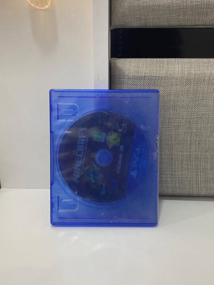 السلام عليكم اقراص PS4 نظيفة وجديدة بس قرص ماين كرافت غلافه ضايع والباقي كلهم حالتهم جديدة شخط ما بيهن تواصل ***********
