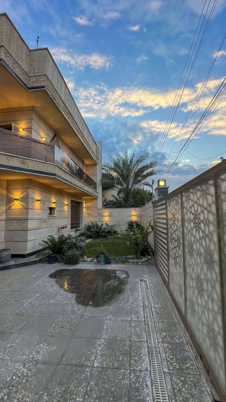 للبيع (بناء حديث 2021) 🏠
📍 الموقع: بغداد - حي الحسين / ضباط الملحانية .
المساحة: 300 متر.
واجهة 15 متر × نزال 20 متر.
تفاصيل البيت:
• الطابق الأرضي: صالة استقبال (9×5م)، هول (5×5م)، هول داخلي (حولي) واسع، مطبخ حار وبارد كبير (10×5م)، غرفة نوم أرضية (5×5م)، وحمامين.
• الطابق الثاني: 4 غرف نوم (منها 3 غرف ماستر سويت)، وحمام إضافي.
• السطح والخدمات: مخزن كبير (سندويج بنل 6×5م)، سقيفة مع خزانات عدد 2، و3 سخانات.
• الخارج: كراج وحديقة داخلية كبيرة ومرتبة.
• الإضافات: مناور عدد 2 مغلقة بالكامل لحد السطح لضمان الخصوصية والإضاءة.

ملاحظة: البيت يُباع بالكامل مع الاثاث

📞 للاستفسار والتواصل واتساب:
***********
