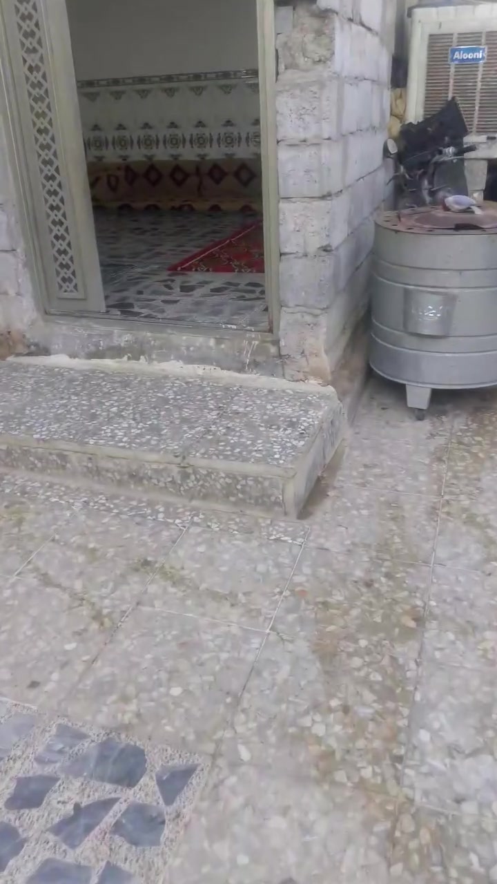 سلام عليكم بيت 200متر كامل بناء حديت مسلح  نقص بس بيتونه يحتوي على كراج جبير وستقبال سبعه في اربعه ومطبخ حار ومطبخ بارد حمامات خارجيه وداخليه وصاله جبيره وغرفتين نوم ومناور اثنين المكان مجمع فدك قرب التجاره رقم ***********
