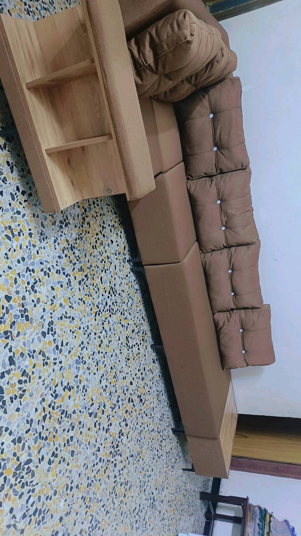 السلام عليكم ورحمة الله وبركاته... 
تخم للبيع شغل عراقي درجة اولى تصميم تركي ما صار شهر ونص من جبته اخو الجديد. 
 
للاستفسار *********** واتساب او مراسلة خاص 
يوجد توصيل داخل بغداد