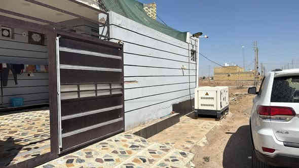 بيت بحجي حسن بناء حديث مسلح صب 
كامل 
يحتوي على غرفتين واستقبال وصاله ومطبخ و٢ منور وحانات داخلي وخارجي وحديقه 
وطابق ثاني يحتوي على غرفه كبيره  فقط 
وزره سيراميك كامل بيت
سعره ١٢٥ الاتصال عل رقم *********** 
بناء حديث
