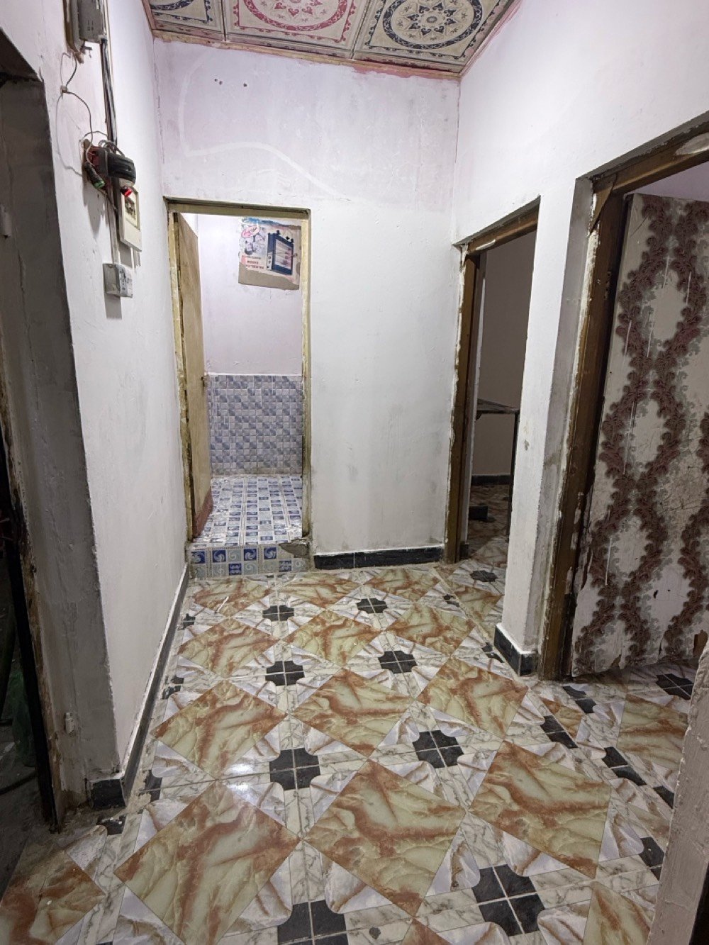 بيت للبيع  القبله حي القائم مقابل مدارس ايشق البصره خلف السفير سنتر مساحه 130م بصف الركن يحتوي على غرفتين  وصاله وديوان ومطبخ وصحيات وبيه مشتمل فوك يحتوي على غرفة كبيرة وغرفة وسط وصحيات بي درج خارجي على الشارع سعر 145 قابل للتفاوض سنة البناء 2013 طابو صرف بسمي اخير 3صور للمشتمل الفوك