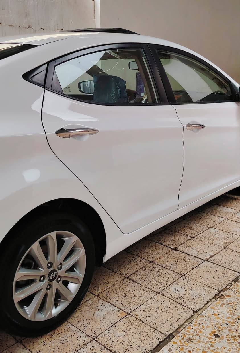 السلام عليكم الي يريد جديد ونظيف يتصل 
النترا 2015 خليجي محرك 1800دوش فول مواصفات عدا البصمه رقم بغداد الدولي الجديد باسمي كفاله عامه من الصبغ والتبديل عدا شخط صغير موضح مع الصور صدر جديد تخم تأير جدد تبريد تدفهه
سياره جديده بمعنى الكلمه استخدام واحد  ماشيه 127 km 
***********
