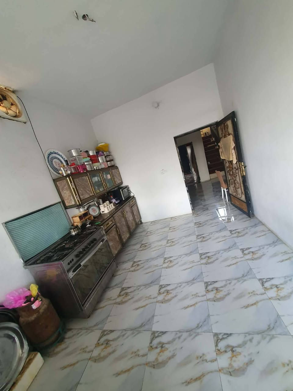 🏡 بيت للبيع - الفلوجة / الشهابي الاولى 🏡
📍 الموقع: الشهابي الاولى - يم المستوصف والمدارس
📐 المساحة الكلية: +700 متر 
📏 الواجهة: 18 متر | النزال: 48 متر
📏 الواجهة الخلفية: 11 متر
🛣️ الشارع الرئيسي: 13 متر | جانبي 9م | خلفي 9م

🏠 المواصفات:
- بيت ديوان + حديقة تابعة للديوان
- 2 دار مستقل 
- حديقة تابعة للدار الرئيسي
- 3 غرف نوم + غرفة ضيوف نساء + صالة + مطبخ + حولي
- كراج سيارة

📄 جنس العقار: طابو زراعي + وصل تطويب + وصل ماء + كهرباء

المميزات: مساحة كبيرة، موقع حيوي يم الخدمات
للتواصل واتساب: ***********

البيع مباشر والمرتسم والصور على الطبيعة 👇

