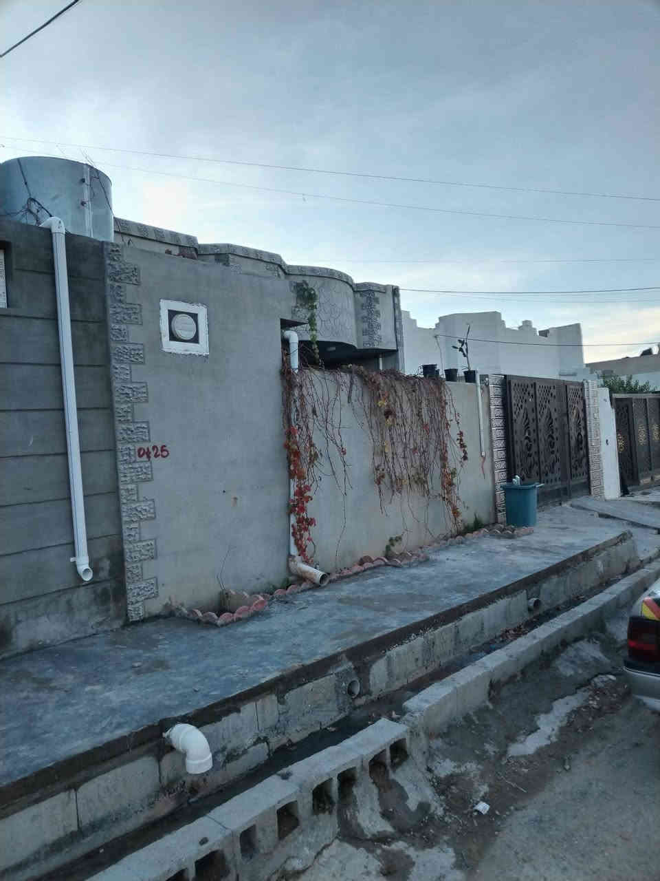 سلام عليكم
دار للبيع في الصالحي يبعد ١٠٠ متر من جامع الصالحي خدمات كامله تبليط ومجاري المساحه ٢٠٠ متر يتكون من كراج وحديقه واستقبال ومطبخ وهول و٣ غرف نوم واحده طابق ثاني مساحتها ٩ *  ٤  صحيات داخل وخارج حتى ستايكر مشتغلينه اعلى واحد بالفرع سنه البناء ٢٠٢٠ فول سيراميك فقط سقف ثانوي وصبغ بعد مامشتغلينه السعر ٦٢ 
***********
