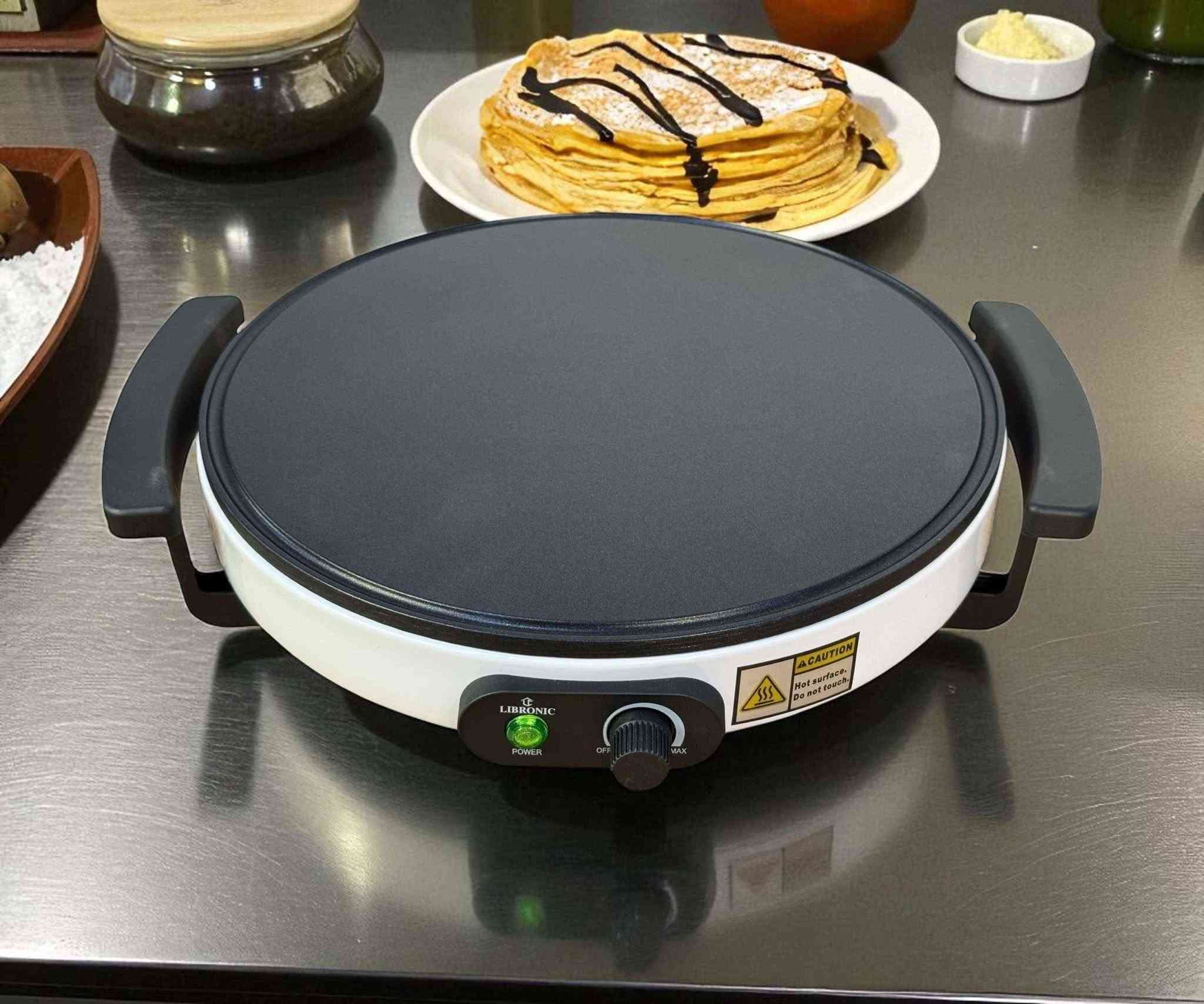 محضرة كريب ليبرونك ألماني

حضّري ألذ كريب وبان كيك بالبيت بثواني! 🥞
جهاز صانع الكريب والبان كيك العملي والسريع، خياركِ المثالي للمطبخ أو المقاهي الصغيرة!
✨ أبرز المميزات:
حجم مميز: قطر 30 سم لتحضير كريب دائري مثالي.
قوة وسرعة: يعمل بقدرة 1200 واط لتسخين سريع وتوزيع حراري متساوٍ.
سطح غير لاصق: يمنع التصاق العجين ويسهل التنظيف بمسحة واحدة.
أمان وسهولة: مؤشر ضوئي للجاهزية، قاعدة ثابتة مانعة للانزلاق، ومقبض جانبي آمن.
المواصفات: يعمل على 220-240 فولت | طول السلك 105 سم.
المنشأ ألماني
الضمان: ضمان لمدة سنة كاملة من تاريخ الشراء.
📞 للحجز والطلب:
✉️ مراسلتنا على الخاص
📱 أو عبر الواتساب: *********** بغداد, العراق
