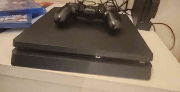 بلي 4 slim online 
مع ٣ اللعاب 
الاعظميه 
واتس اب  *********** 
السعر ٢٥٠ الف
