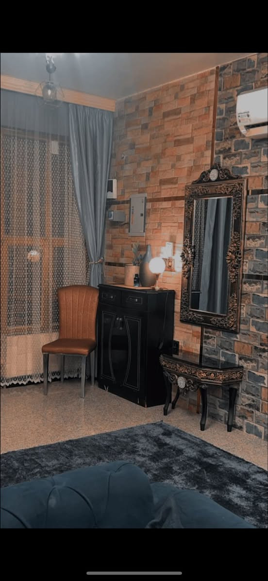 سلام عليكم 

شقه مؤثثه للإيجار منطقه المنصور الداودي شارع التانكي سنتر الداودي تشمل نت وكهرباء وغاز بالكون مطل ع شارع التانكي سعرها 12ورقه بدون دلاليه ✨*********** متواجد واتس اب ايضا
