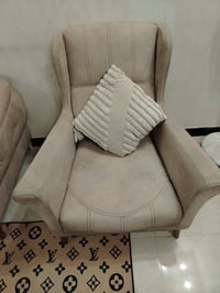 ألسلام عليكم تخم للبيع 5 قطع 3 قنفات و2 كراسي نضيف اي ضرر مابي السعر 4...