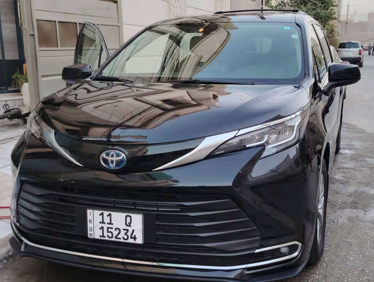 سلام عليكم تويوتا سينا هايبريد موديل 2022 XLE فول مواصفات جلد كشنات منفصل فتحة حساسات امامي خلفي ورادار ٣٦٠ درجة رادار امامي خلفي وجانبي رادار بالمري كشنات امامي كهرباء وتدفئة اوتو وهندبريك  وتشغيل بصمة وتشغيل عن بعد ٣ وضعيات قيادة سائق وتوقف الي وخروج مسار وهزاز بالستيرن شاشة لمس اتو  بردات بالبيبان جنطة وبوب كهرباء تفتح لمس ونظام الركلة صفر مسج ماشية ٥٢ الف تايرات الشركة اللون اسود ملكي ميتاليك  حادثها امامي تبديل وصبغ بنيد فقط والباقي مكفول وبارد اقل الشبر بالجاملغ وصور الحادث والسونر مرفق بالمنشور وسعرها ارخص سينا بخواتها ٢٦٥ ورقة موجودة في محافظة كربلاء بيع او مراوس بسيارت اقل سعر السيارت استخدام شخصي للتواصل ***********🌹
