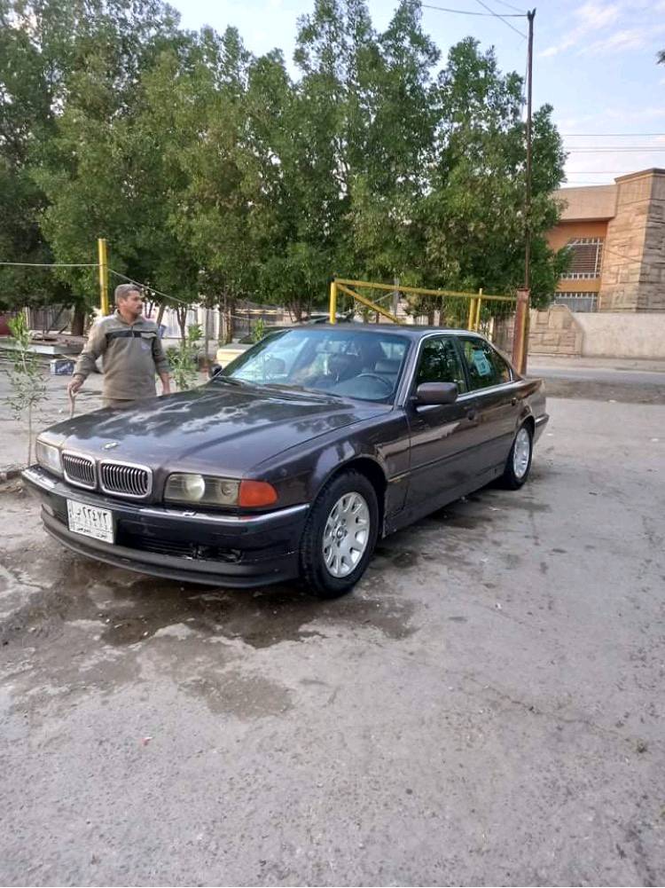 السيارة موديل 1994 باسمي ٧٣٠ ثمانية سلندر نقص صبغ كلشي شغال بية كير محرك خير من الله مشروع وطني  من سكنة بغداد  هسه هية جارده رقمي ***********