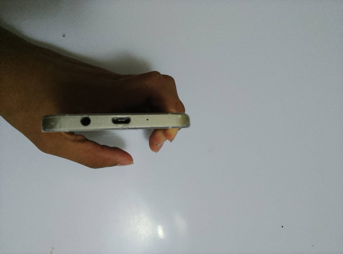سامسونج جلاكسي A3 مستعمل
ملاحظة/المبايل يشتغل فقط نقص شاشة فقط لأن الشاشة محترگة ويأتي بدون غراض فقط الموبايل.
ومن أبرز مواصفاته:
📱 شاشة 4.5 بوصة Super AMOLED بدقة 540×960.
⚙️ معالج Qualcomm Snapdragon 410 رباعي النواة.
💾 ذاكرة 1 جيجابايت RAM.
🗂️ سعة تخزين 16 جيجابايت مع دعم بطاقة microSD.
📷 كاميرا خلفية 8 ميجابكسل وأمامية 5 ميجابكسل.
🔋 بطارية 1900 mAh.
🤖 جاء بنظام Android 4.4، ويمكن تحديثه رسميًا حتى Android 6.0.1 Marshmallow.
السعر/25 الف للشراي
الرقم/7868702360
