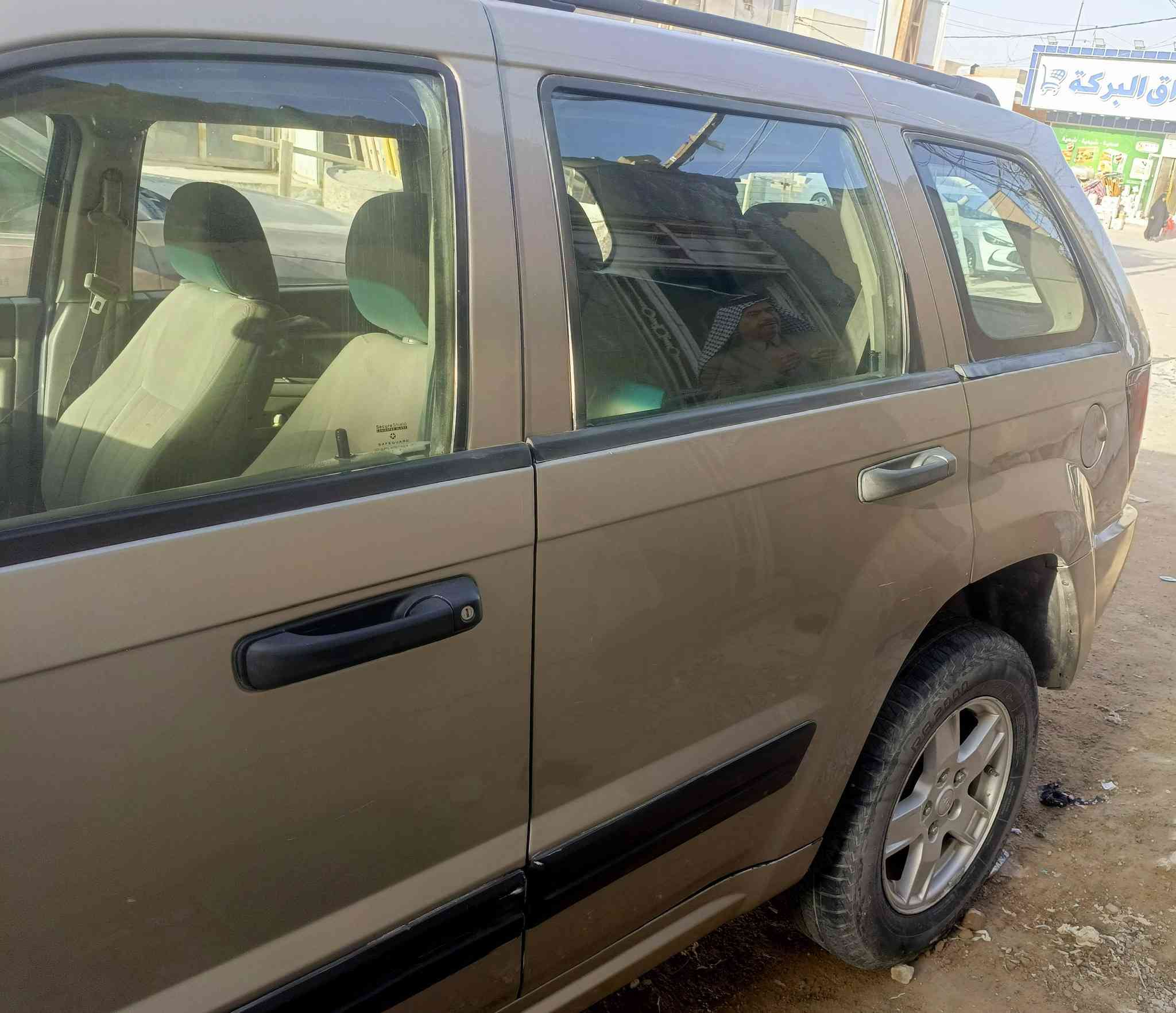 السلام عليكم جيب شيروكي موديل ٢٠٠٥ رقم بغداد سياره ٥ راكب مكينه ٦ مصبوغه صبغ  عام جماليه مكفوله من الضربه بس مكينه بيه خيط بخار  مكانه نجف سعره ٧٠ وبيه مجال ستفسار ***********
