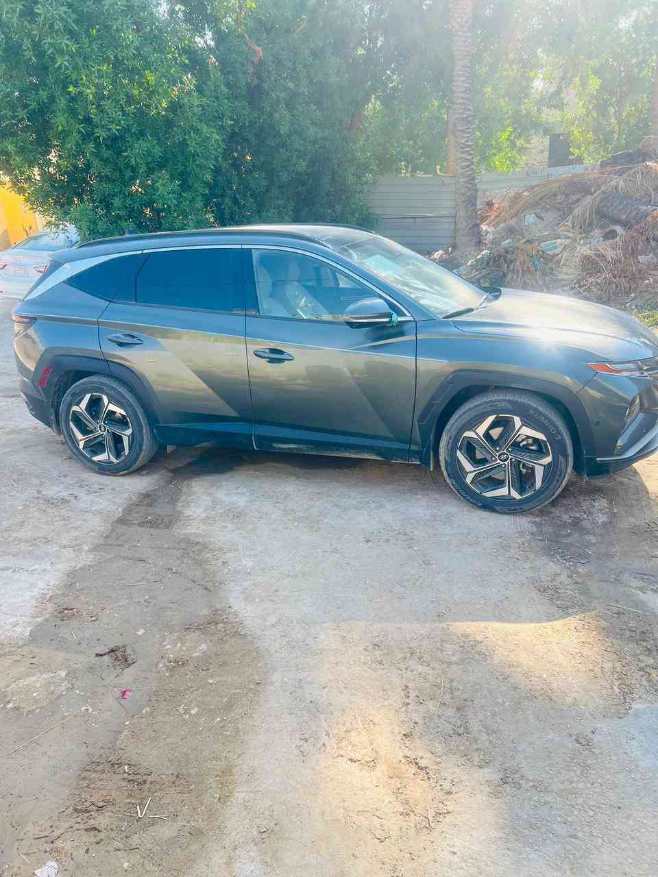 .هونداي توسان بانزين     (رقم انكليزي بابل )
موديل2022
....لمتد فوووول مواصفات بانوراما 
......... أعلى فئة بالتوسان جديدة جدَّاا 
محرك 2.5

..داخل جلد ابيض
 
......المواصفات 
.... لمتد vip فول الفول أمريكي  
‏.............. LIMITED VIP
1- بصمة تشغيل 
2- بصمة أبواب لمس دخول ذكي 
3- بنوراما على طول السيارة 
4- صندوق كهرباء شفط 
5- كامرات 360 درجة
 ( جانبية - أمامية - خلفية ) 
6- كامرات مع الأشارة 
7- السيارة تتقدم وترجع بالبصمة 
8- تبريد وتدفئة بالكشنات كشنات أمامية وتدفئة بالكشنات الخلفية
9- رادرات وسياقة ذاتية 
10- الكشنات الأمامية كهرباء 
11- أضواء محيطية 
12- كشنات خلفية هيتر 
13- مرايات تعتيم ذاتي 
14- أبل كار بلي 
15- أندرويد أوتو 
16- شاشة دجيتل 3 أشكال للقيادة 
17- أشاير ترحيب 
18- أضواء أمامية LED زنون 
19- أضواء خلفية LED
20- نظام سماعات BOOS
21- فول أوامر صوتية 
22- جامات أوتو 
23- قطعتين تبريد 
24- إشارات ب المري
25- كير دگم 
26- شفتات ستيرن 
27- تحكمات ستيرن 
28- السيارة تو ويل 
29- هاند بريك بصمة 
30- شحن واير ليس 
31- منافذ شحن 
32- أوتو هولد 
33- تشغيل عن بعد 
34- السيارة أوتو بارك 
35- حساسات أمامية 
36- حساسات خلفية 
37- گير ٣أنظمة أيكو وسبورت ونورمل 
38- رادار أمامي رادار خلفي رادار جانبي 
39- نقطة عمياء
السعر (198) وبيه مجال بسيط حك الجيه 
الاستفسار ***********
