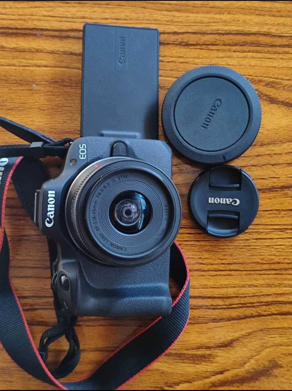 📸 للبيع كاميرا Canon EOS R50 – حالة شبه جديدة ✨

كاميرا احترافية وخفيفة، مناسبة للتصوير الفوتوغرافي وصناعة المحتوى والفيديو، وتتميز بجودة عالية وتركيز سريع ودقيق.

🔹 دقة 24.2 ميغابكسل
🔹 تصوير فيديو 4K بجودة ممتازة
🔹 نظام تركيز تلقائي سريع مع تتبع للوجه والعين
🔹 شاشة لمس متحركة ومناسبة للتصوير والفلوغات
🔹 خفيفة وعملية وسهلة الاستخدام
🔹 الحالة: شبه جديدة ونظيفة جدًا
🔹 الاستخدام قليل والمحافظة عليها ممتازة
🔹 خالية من الأعطال أو المشاكل وجاهزة للفحص والتجربة

📦 الملحقات كاملة:
[العدسة – البطارية – الشاحن – العلبة – الحزام – الذاكرة]

💰 السعر: 750,000 د.ع
📍 العنوان: الديوانية قرب المعهد
📞 للتواصل: ***********

كاميرا ممتازة لمن يريد دخول عالم التصوير الاحترافي أو صناعة المحتوى بكاميرا حديثة وقوية، وحالتها قريبة جدًا من الجديدة.
البيع بسبب عدم الاستخدام / التفرغ، والسعر قابل للتفاوض بالمعقول. ديوانية, القادسية
