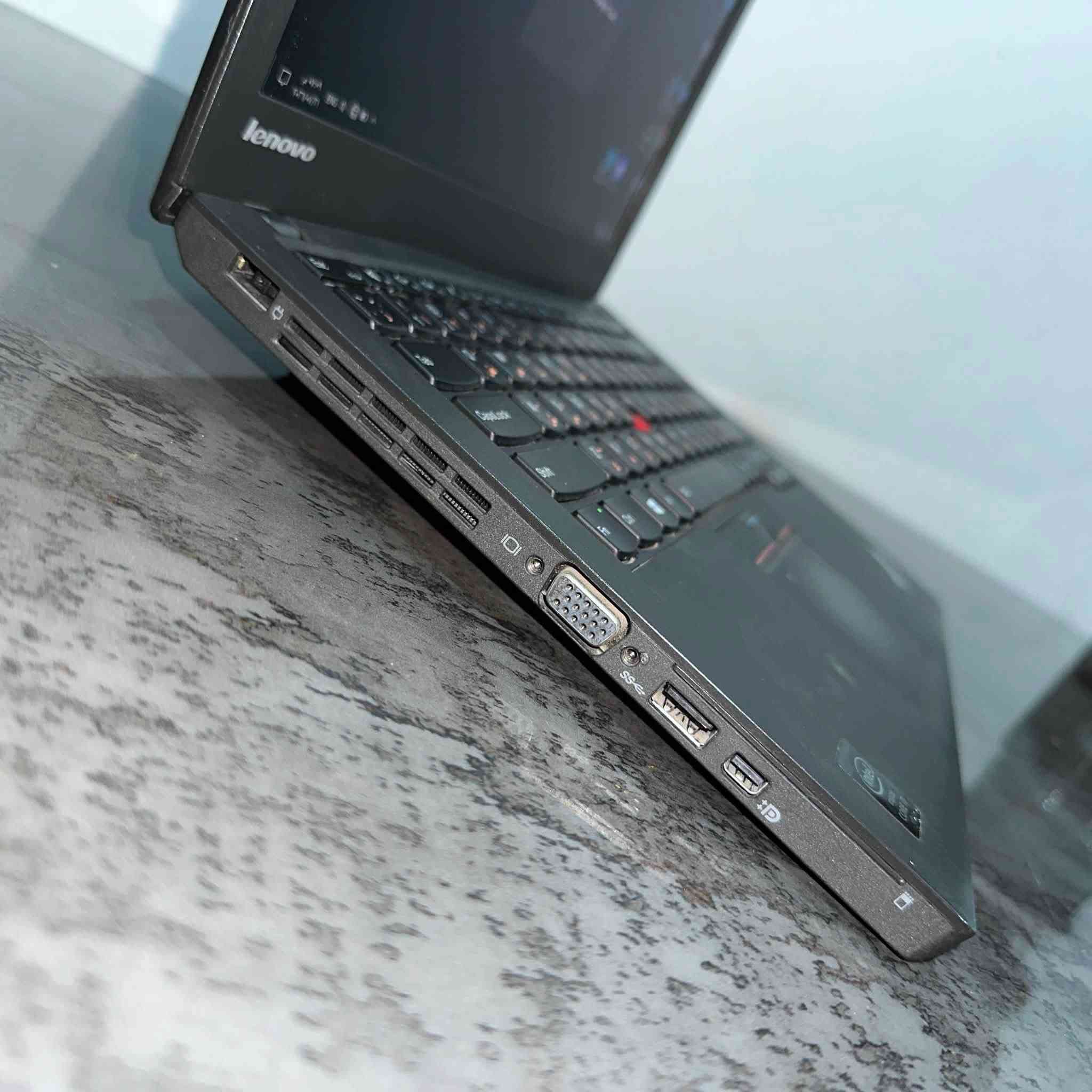 lenovo ThinkPad X250
رام 8 كيكا
المعالج كور i7 جيل الخامس
كارت الشاشة انتل 5500 128MB 
ذاكرة 256 SSD
بصمة كيبورد ضوئي دبل بطارية ويندوز 10 برو اصلي
للبيع سعرها 250 وبيها مجال 
مكاني بغداد الدورة وموجود توصيل
***********
