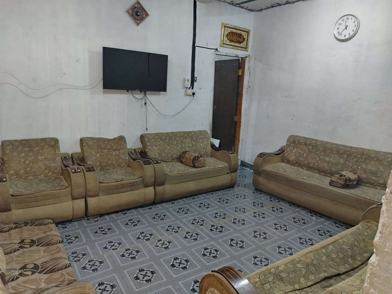 السلام عليكم بيت للبيع شارع علكم قرب اسواق الاخوين 110 م السعر 17 بي مجال ***********
