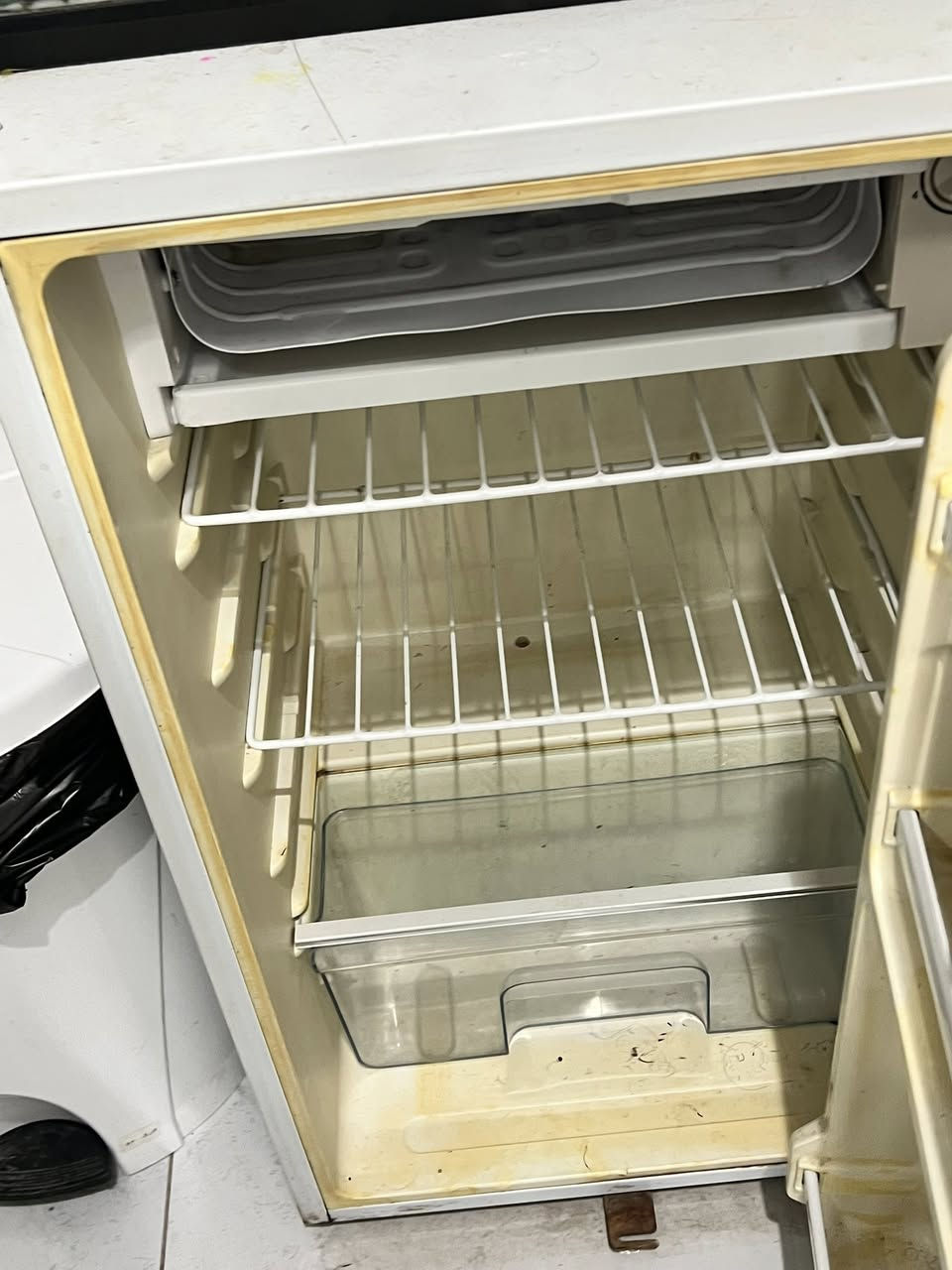 اغراض للبيع
رف تعليك 
حوض سمج
ثلاجة صغيرة
***********
