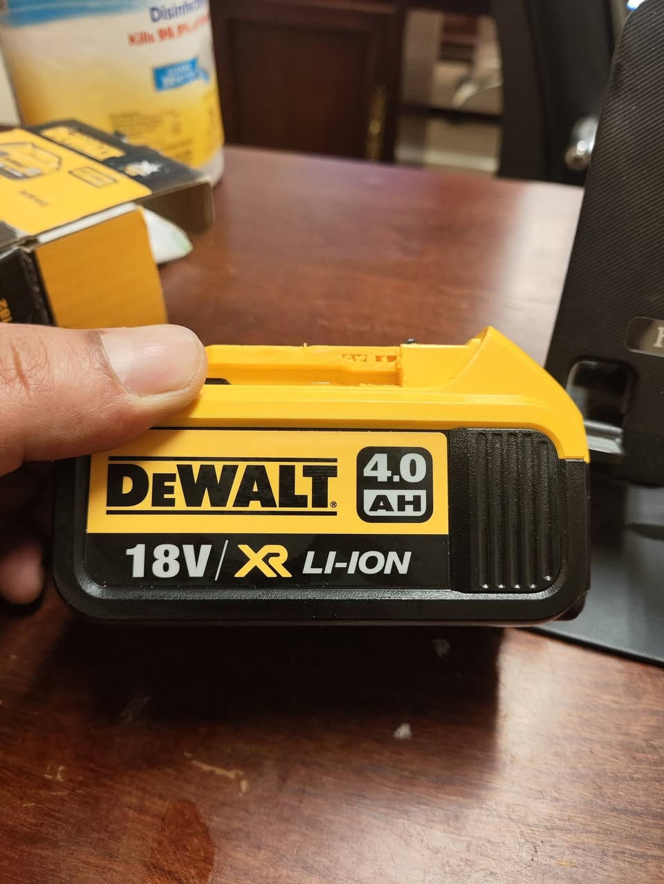 بطاريتين ديوولت اصليات مستخدمات كلش قليل انتاج 2016 18 فولت 4 امبير حط سعر بما يرضي الله واخذهن مكاني بغداد البنوك ماعندي توصيل ***********
