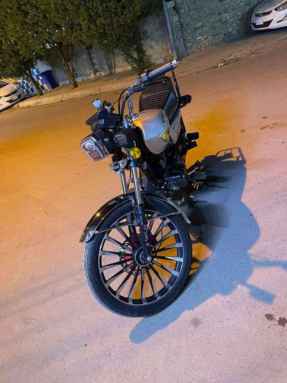 سلام عليكم إيراني سونك 2025  صاره شهر نازل من رمبه دراجه اخت جديده اي نقص مابيه بيه بصمتين دراجه كهرباءيات كله شغاله بس بيه هاي ضربه صغيره بل تانكي ومصوره فديو سعره 850 مكاني الاعضميه رقم***********
