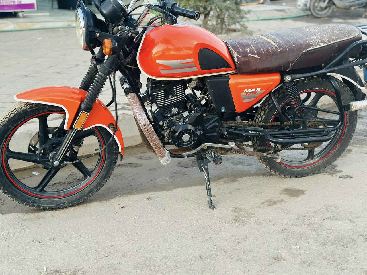 السلام عليكم دراجه دايون  للبيع مديل 2022 دراجه حلوه ومامفتوح محركه أوراق سكنر ***********السعر  1100وبيه مجال المكان شوملي
