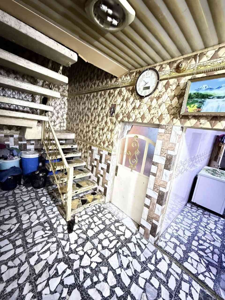 سلام عليكم
بيت مساحة ١٤٤ متر
طابق ونص ٣ غرف والرابعه غرفة جبيره سكف ساندويج
بيت مرتب مدينه الصدر قطاع ٣٢ اول فرع على شارع جوادر مال مريدي سعرة ١٩٥ 
رقم الهاتف ***********
رقم ثاني ***********
