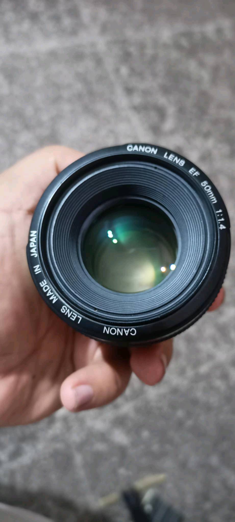 عدسة كانون EF 50mm f/1.4 للبيع. العدسة بحالة ممتازة وتعمل بكفاءة عالية، مناسبة للتصوير الفوتوغرافي الاحترافي. متوافقة مع جميع كاميرات كانون. صنع في اليابان.