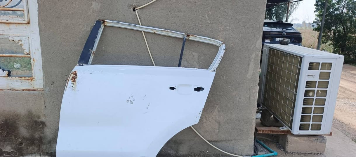 سلام عليكم باب البيع مال توسان خلفي السعر 150 وبيه مجال بيع مستعجل  ***********
