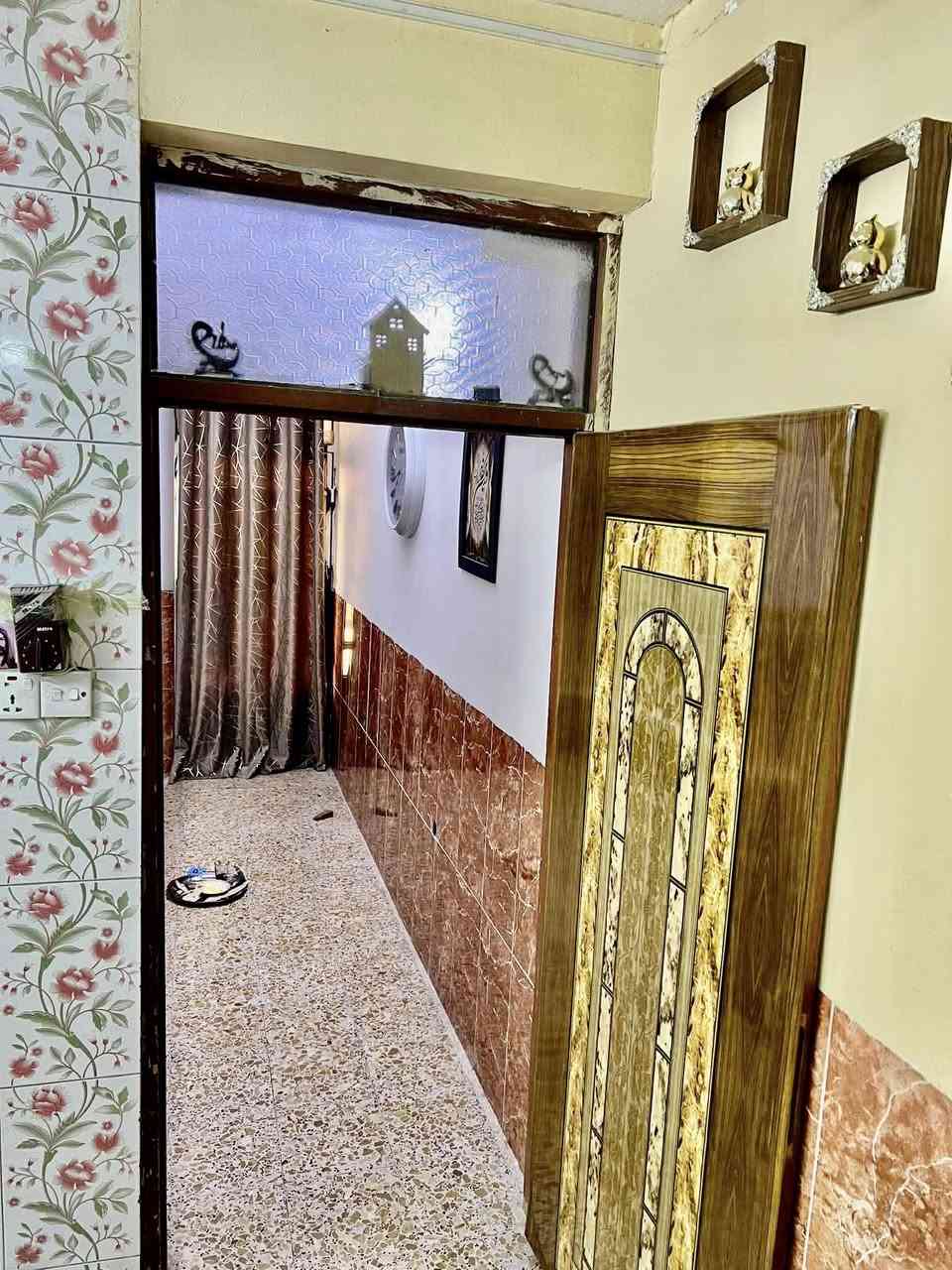 ملاحضه / العنده عقار 🏡#للبيــــــع ويريد يبيع #دزونه كافه التفاصيل العقار مع ذكر السعر وصور للعقار ورقم التلفون ☎️وان شاء الله باقرب وقت ينباع ان شاء الله🤲❤️
—————————————————————————

🔸 مشتمل للبيع طابو صرف مناسب جدا جدا✅
40متر  الواجهه 4م والنزال 10م مربع
بناء سنة 2018 تسليم🔑 درجه اولى كامل مكمل 

🔸الطابق1️⃣استقبال ومطبخ حار وبارد وصحيات    
 الطابق… 2️⃣ غرفتين نوم وبلكونه                                   الطابق ... 3️⃣بيتونه وسطح

 البناء كله ممتاز ودرجه اولى ونضيف مرتب 
🔸موقع الدار ممتاز جدا📍الشعب شارع عدن خلف محطه عدن قرب اعداديه ومتوسط صلاح الدين والواركه
 (شارع عريض عرضه15 ومقابيل الدار سياج ماكو جيران)

+مناسب لحك قبل لاينباع ملاحظه اذ تحب تاخذه وتستثمره اجره الك ب400الف ايجار سريع  
الدار يحتوي ع ميزانيه ماء💧وميزانيه كهرباء⚡️مصفرات 
🔸السعر: 117 مليون وقابل للتفاوض 

مكتب ابو علي الدراجي للعقار 🏛️
 الشعب-نهايت شارع الصحه-مقابيل كرزات ركن الصحه 
***********📞
***********📞 ‭
‭***********‬📞
