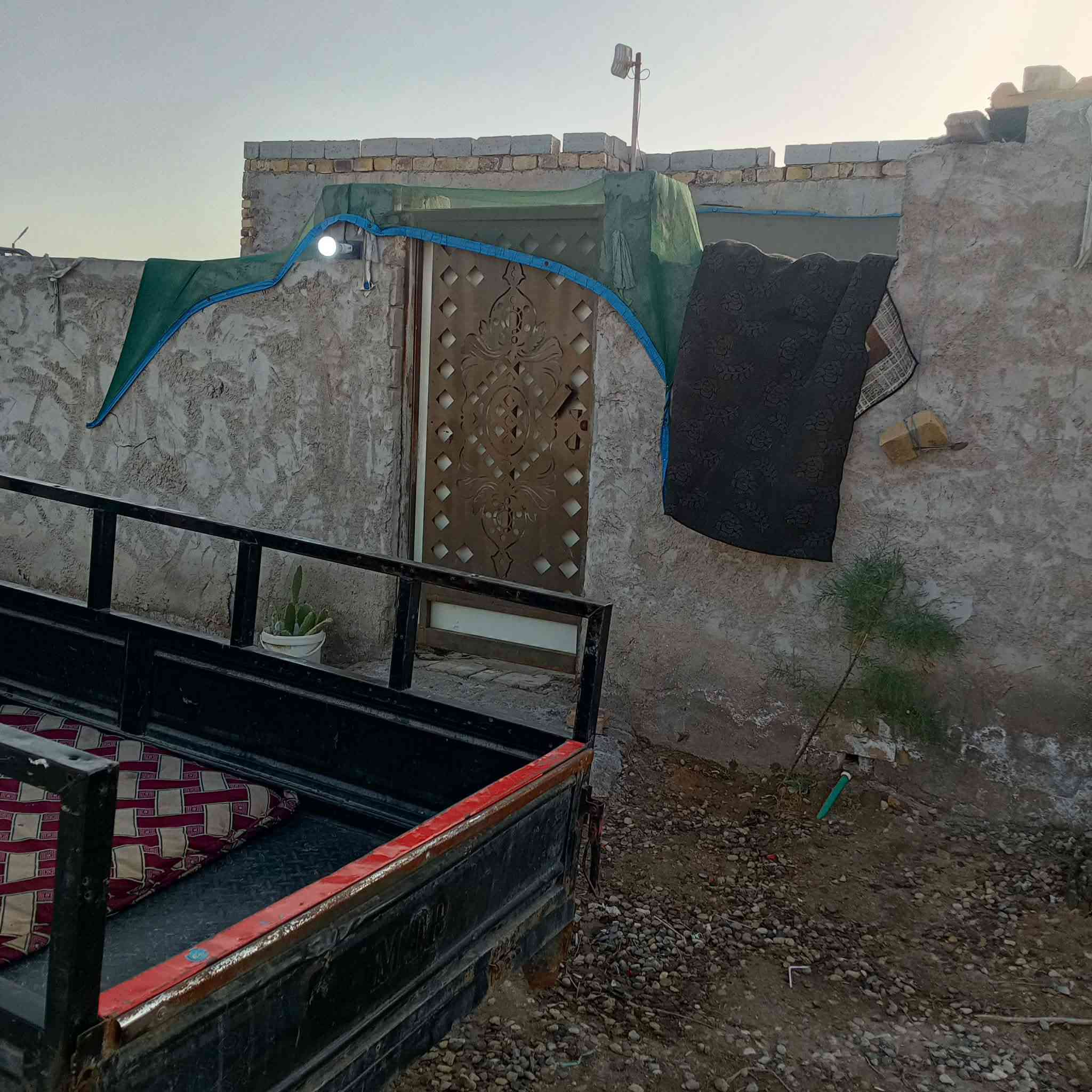 بيت 100متر زراعي للبيع قرب الشافعيه بالمجمع الي خلف حسينية ام البنين
تبليط للباب مع اناره ليليه 
البيت يحتوي على غرفه وصاله ومطبخ وصحيات 
السعر 22 وبيه مجال بسيط 
***********
