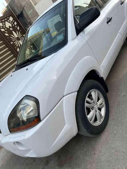 سلام عليكم للبيع سيارة هونداي توكسان موديل 2009 خليجي ابيض  سيارة رقم دولي جديد سنوية جديدة السيارة جاهزة بدون  قطرة صبغ فقط دعامية اماميه وبيها رصعه بالباب اليمنى ماشيه ٢٠٠  الف   اي استفسار اتصل وتدلل سعر السيارة ١٣٥$   ورقة الموقع معارض البياع للاستفسار التصال ***********
