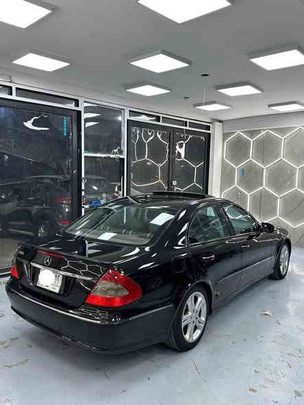 السلام عليكم 
‏Mercedes - Benz E 200
(موديل 2008)
اڤنكارد 
وارد يابان مكفولة كفاله عامة عدا البنيد مصبوغ بسبب جراد 
وعدي صور قبل صبغ 
وبيها طخة بالهلال مال جاملغ الخلف السايق

مكينة 4 سلندر سنكل تيربو 
تو ويل 
المواصفات : 
داخل جلد ومخمل اسود 
حساسات امامي خلفي 
لايت زنون 
سلايد روف 
شاشة بلادية كبيرة
سستم صوت كلش حلو وواضح بيها 
كراسي امامي تحكم كهرباء 
تدفئة كشنات 
جنطة بصمة
قطعتين تبريد 
تبريد الامامي منفصل 
فول تحكم ستيرن 
شاشة اعطال 
وبعد بيها هواية مواصفات معروفه
ماشية 227 الف كيلو 
سياره بلادية ومابيها اي نقص 
تخم تاير وباتري جديد ومنظومة تبريد كلها جديدة 
رقم بغداد مشروع وطني 
*********** ابو فهد
سعر 135 وبيها مجال
