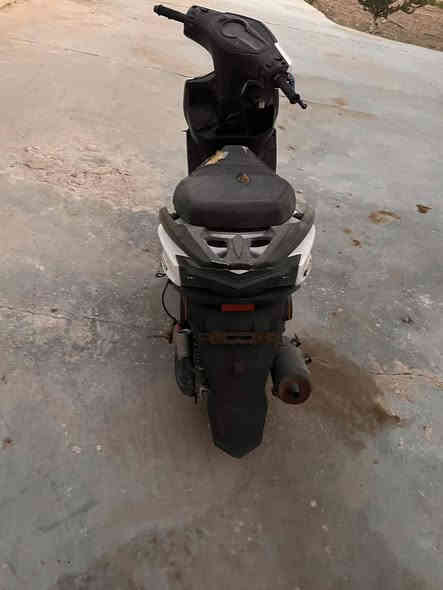 دراجه سكنز للبيع شغاله كابريته جديده نضيفه كل تقص مابيها  
سعر ٣٥٠ بيها مجال  
متواجد فيس و ***********
