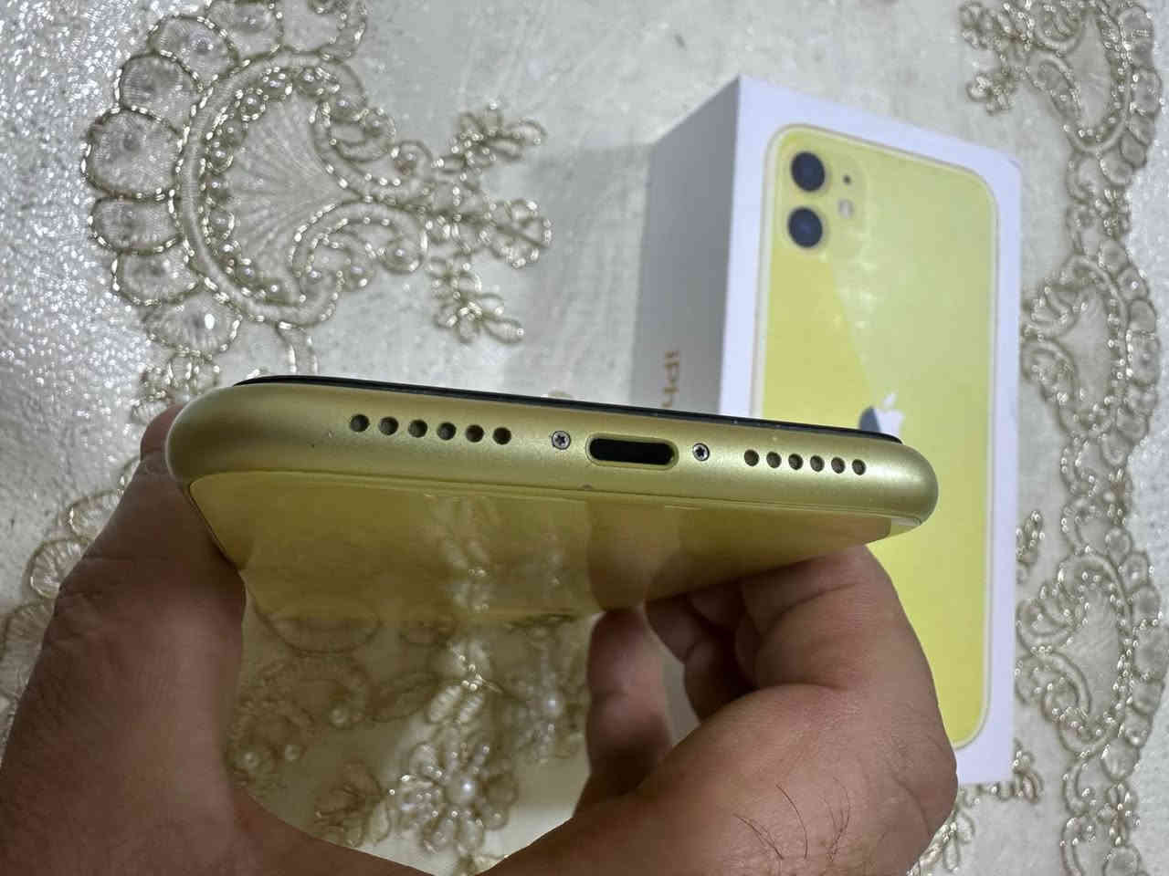 ايفون 11 عادي مكفول من الفتح والصيانه ذاكره 128 الجهاز وتر بروف بطاريه 68 ضمان بالشحن يوم ملحقاته كارتون وراس شاحن للاستفسار *********** ابو حسين
