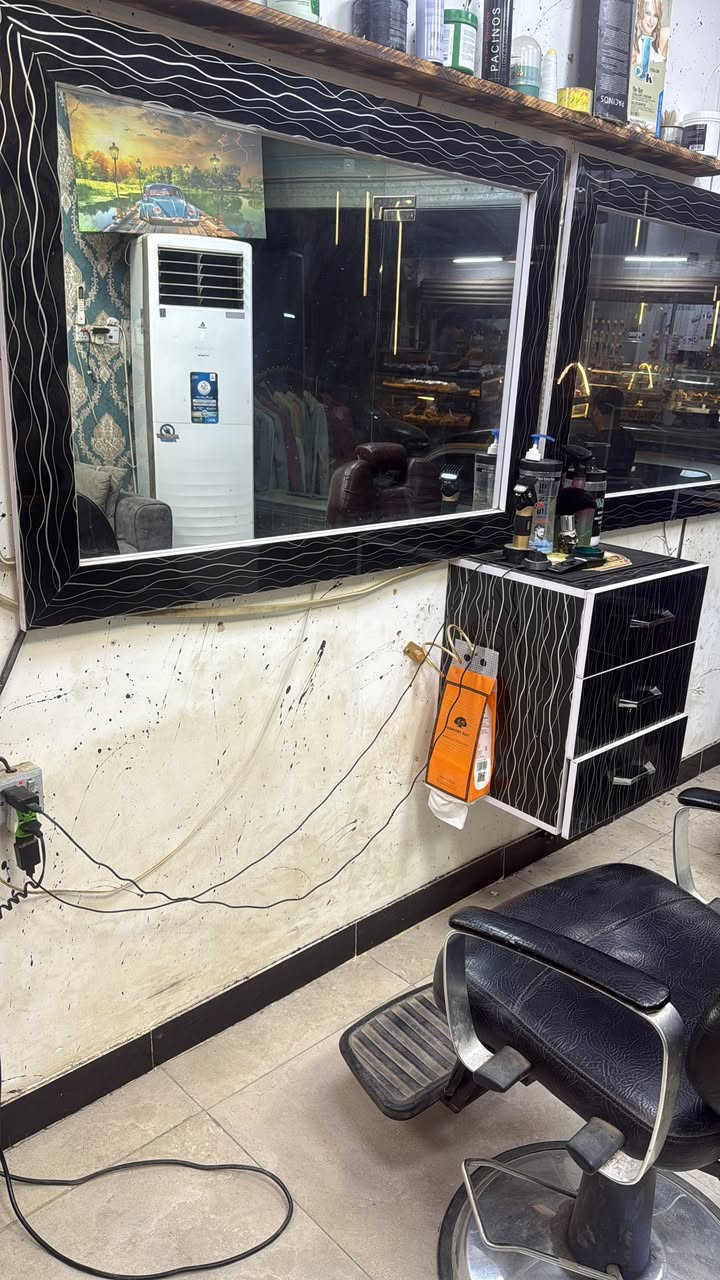 ديكور حلاقة 3 مرايات مع 3 ميوزة مجرات  للبيع مع كرسي ديكور نضيف رايدة ب450 وبي مجال
***********
