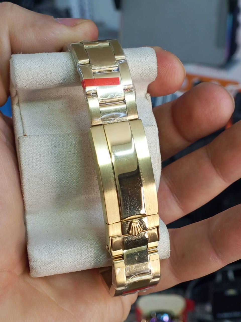 بسم الله الرحمن الرحيم
#ساعه #رولكس #للبيع السعر المطلوب 170 الف 
سناتر شغاله مختومه 18k قطعه جميله جداً
توصيل كل محافظات العراق للحجز اعتماد كارت ابو ١٠ اسيا يطلع الطلب 
#رقمي بي واتس ***********
