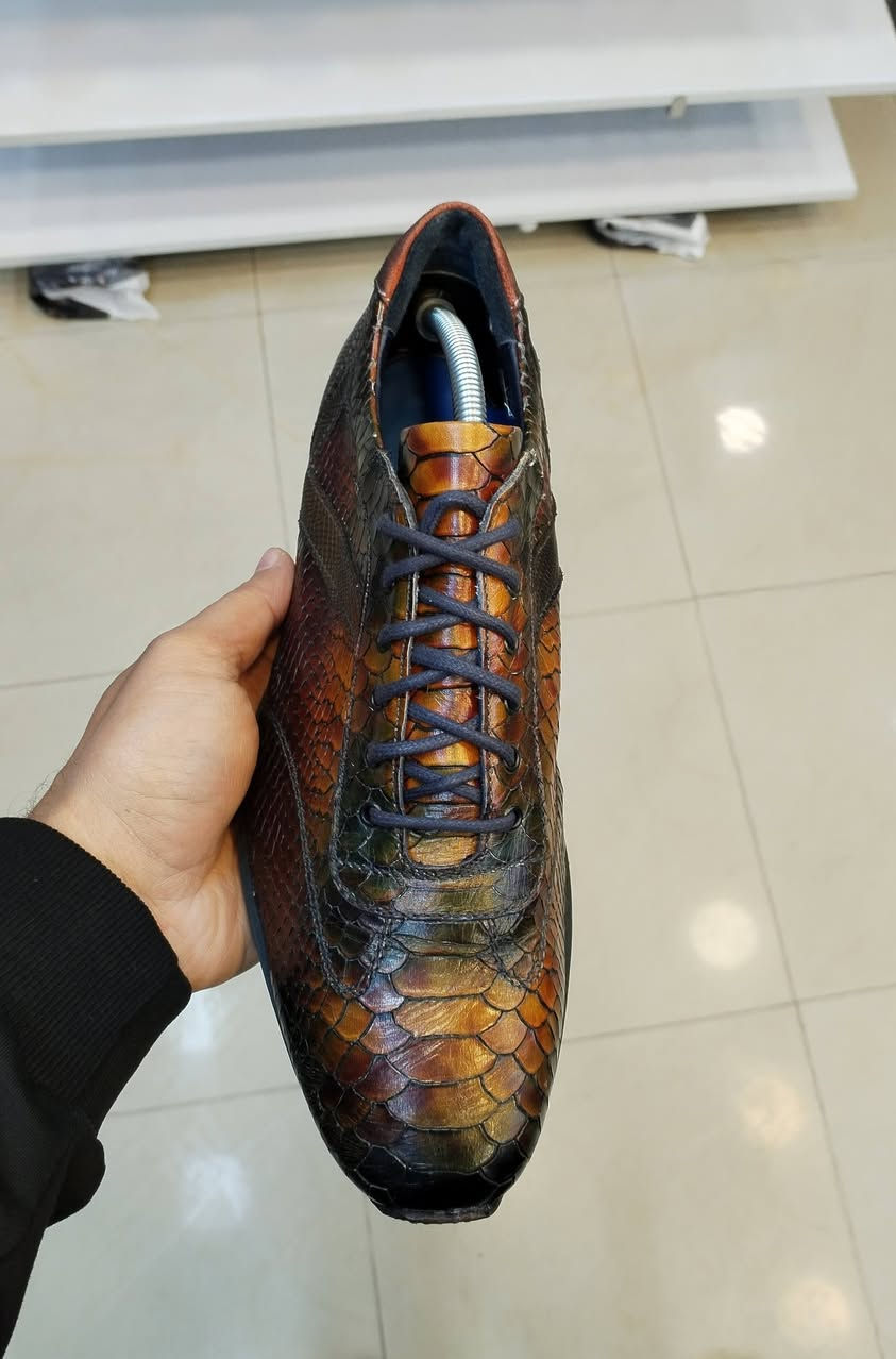 تحفة مرعبة مزيج بين جلد التمساح و الثعبان 
فقط يوجد 50 قطعة في العالم 
ماركة ستارك نيويورك أمريكي 
صنع في إيطاليا هاند ميد صناعة يدوية 
مقاس 43 طول القدم 27 ونص 
جلد تمساح ممزوج مع جلد الثعبان 
أرضية جلد طبيعي فاخر كليا 
بطانة جلد طبيعي جلد غنم 
قطعة لا يعرف سعرها بالوكالة جدا غالية 
للحجز على خاص 
أو مراسلة واتساب ***********
توصيل لكل محافظات العراق
