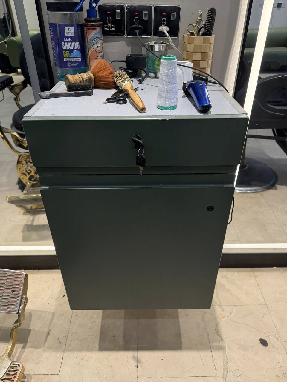 للبيع ٢كراسي ملكيات +كومدي عدد ٢ومرايه المكان بغداد الميكانيك ***********
