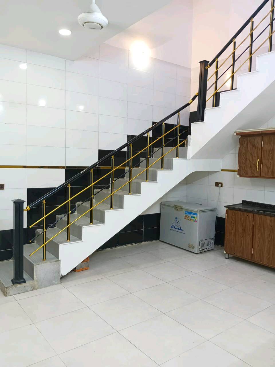 معروض للبيع بيت حديث مؤثث بالكامل بمساحة واسعة وتصميم عصري. يحتوي على غرف جلوس راقية وسلالم بأناقة عالية، مزودة بدرابزين معدني باللون الأسود والذهبي. كما يحتوي على مرافق صحية مجهزة بشكل مميز، بالإضافة إلى نوافذ واسعة تسمح بدخول الضوء الطبيعي بشكل رائع. واجهة البيت مزينة بإضاءة ليلية جذابة. هذا العقار يتمتع بجميع وسائل الراحة الضرورية ليكون منزل الأسرة المثالي.