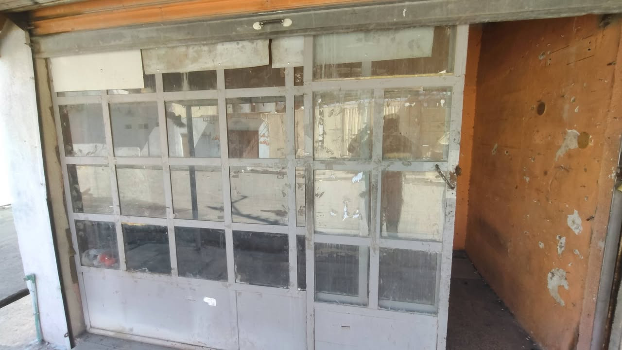 جام خانه حديد ثقيل باب سلايت العرض 3م ونص الطول 2م
رفوف حديد 10 متر
مبرده حجم 1.5 ماطور نحاس 
بانكه شرط استعمال شهر ***********:بي واتس
