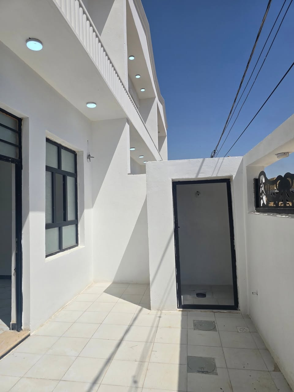 دار سكن طابقين كونكريت للبيـــــــع 
ام الخيل خلف السكه ( طابو زراعي سند 25)
_________________________
المساحه / 133 متر 
الواجهه / 8 متر 
السعر مناسب جدا اتصل وتدلل 
________________________/
3 غرف نوم / صالات عدد 2 / استقبال / مطبخ/ مجموعتين صحيه/ طارمه 
******************************
للأستفســار/ مراجعـــــة مكتـــب النخبه للعقار والمقاولات العامه الكائــن حي العروبه شارع المتحف مقابل ايسي كريم الإيطالي او الاتصال على الأرقام التاليه 
***********
***********
