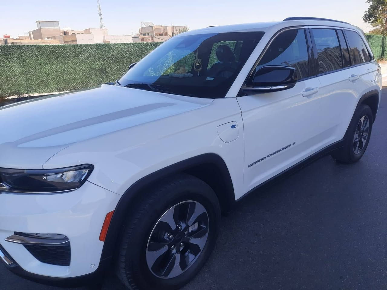 السلام عليكم إخوان
للبيع 
Jeep Grand Cherokee 4xe 
موديل 2024 
وارد امريكي 
📋 المواصفات:
✅ الموديل: 2024
✅ الفئة: Grand Cherokee 4xe Plug-in Hybrid
✅ نظام الدفع: رباعي (4×4)
✅ ناقل الحركة: أوتوماتيك
✅ اللون: أبيض لؤلؤي
⭐ أبرز المميزات:
✔️ محرك هايبرد قابل للشحن يجمع بين القوة والاقتصاد بالوقود.
✔️ شاشة عدادات رقمية بالكامل.
✔️ شاشة معلومات وترفيه كبيرة تدعم Apple CarPlay وAndroid Auto.
✔️ دخول وتشغيل ذكي (Smart Key).
✔️ كاميرا خلفية مع حساسات أمامية وخلفية.
✔️ مثبت سرعة وأنظمة قيادة حديثة.
✔️ مكيف أوتوماتيك ثنائي المناطق.
✔️ مقاعد جلد فاخرة ومريحة.
✔️ عدة أوضاع للقيادة تناسب مختلف الطرق.
✔️ أنظمة أمان متطورة تشمل ABS وESC ووسائد هوائية متعددة ومراقبة ضغط الإطارات.
🔹 تصميم أمريكي فاخر وعصري.
🔹 أداء قوي مع راحة عالية في القيادة.
🔹 استهلاك وقود اقتصادي بفضل تقنية الهايبرد.
🔹 جاهزة للفحص بأي مركز معتمد.
💰 السعر: 31.500$ قابل للتفاوض بشيئ بسيط والشراي يشلع عيوني 
📞 للتواصل:‭***********‬
مراسله واتساب 
العنوان : بغداد الكاظمية
