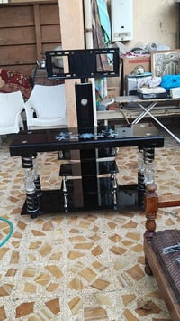 ميز تلفزيون • نظيف • بلا عيب